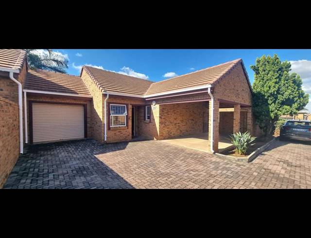 2 BEDROOM TOWNHOUSE FOR SALE IN AMBERFIELD